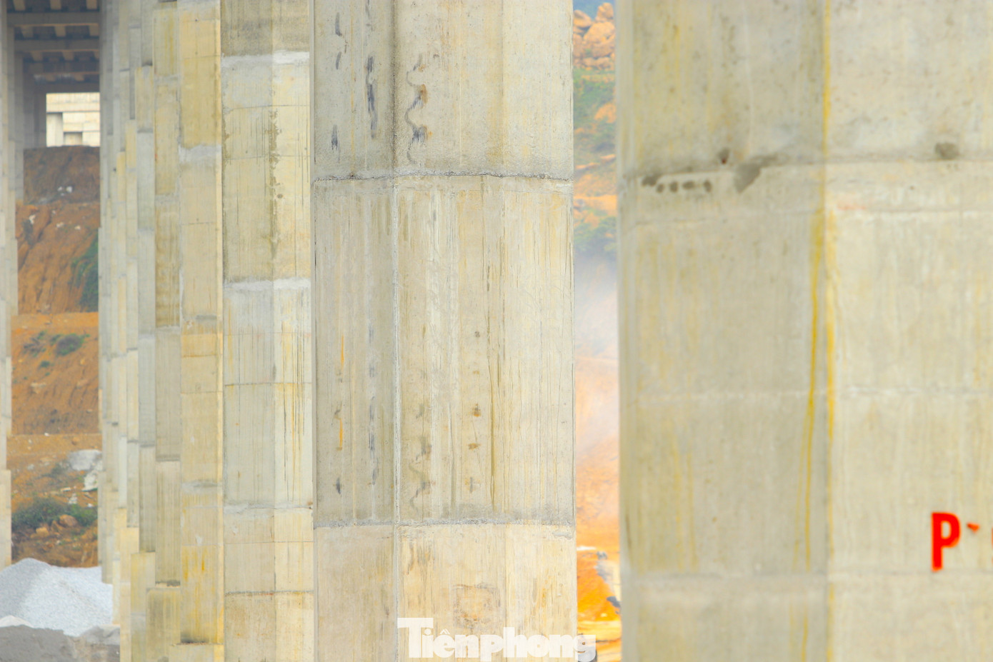 Tại các cây cầu có những trụ cao từ 40-50m nên khiến việc thi công gặp khó khăn. Tuy nhiên quá trình thi công, các đơn vị đã nghiên cứu, sáng tạo để thực hiện hiệu quả, an toàn công trình. Tại các cây cầu có những trụ cao từ 40-50m nên khiến việc thi công gặp khó khăn. Tuy nhiên quá trình thi công, các đơn vị đã nghiên cứu, sáng tạo để thực hiện hiệu quả, an toàn công trình.