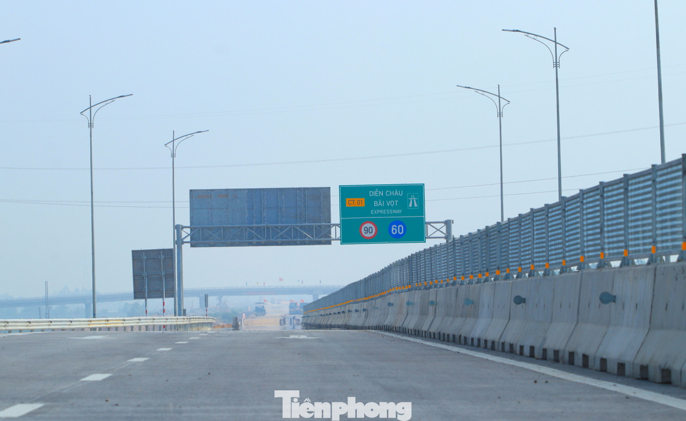 Trước ngày thông xe, hệ thống dãy lan can cứng giữa đường cùng hệ thống đèn chiếu sáng tại các nút giao, hệ thống biển báo, cảnh báo tốc độ tối đa và tối thiểu đã được lắp đặt hoàn chỉnh.