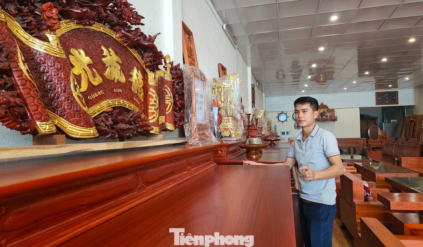 Tranh thủ quét dọn lớp bụi phủ trên những sản phẩm trưng bày ở cửa hàng, anh Phạm Công Lực (Chủ một xưởng mộc, cửa hàng bán) cho hay, những năm trước dịp sát Tết là dịp bán hàng chạy nhất. Khách hàng chủ yếu đến mua giường, bàn, tủ. Đặc biệt, bàn thờ, bộ đồ thờ cũng được khách mua nhiều dịp Tết. Tuy nhiên năm nay khách vắng, thưa thớt. Thỉnh thoảng mới có vài khách đến xem hàng, hỏi mua. Tranh thủ quét dọn lớp bụi phủ trên những sản phẩm trưng bày ở cửa hàng, anh Phạm Công Lực (Chủ một xưởng mộc, cửa hàng bán) cho hay, những năm trước dịp sát Tết là dịp bán hàng chạy nhất. Khách hàng chủ yếu đến mua giường, bàn, tủ. Đặc biệt, bàn thờ, bộ đồ thờ cũng được khách mua nhiều dịp Tết. Tuy nhiên năm nay khách vắng, thưa thớt. Thỉnh thoảng mới có vài khách đến xem hàng, hỏi mua.