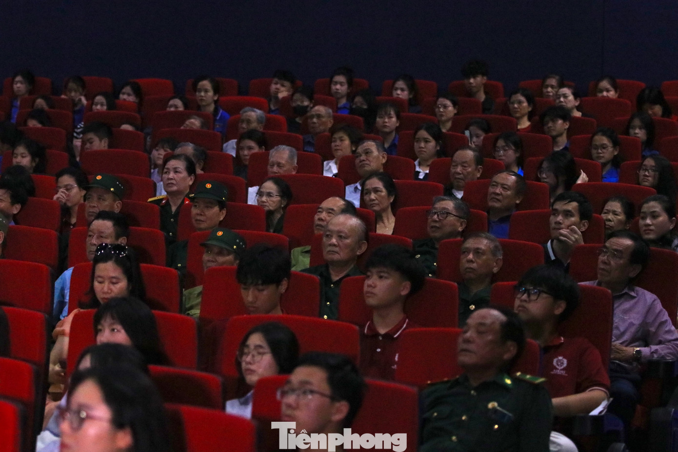 Ai cũng chăm chú theo dõi từng tình tiết của bộ phim Địa đạo.
