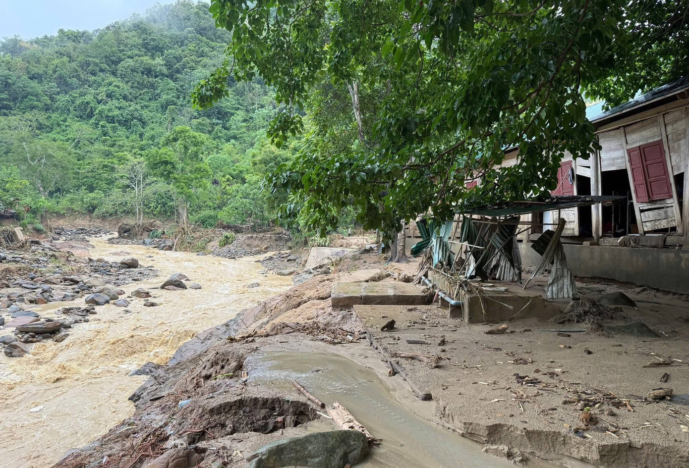 Hiện chính quyền địa phương đang khẩn trương hỗ trợ người dân khắc phục hậu quả sau trận lũ.