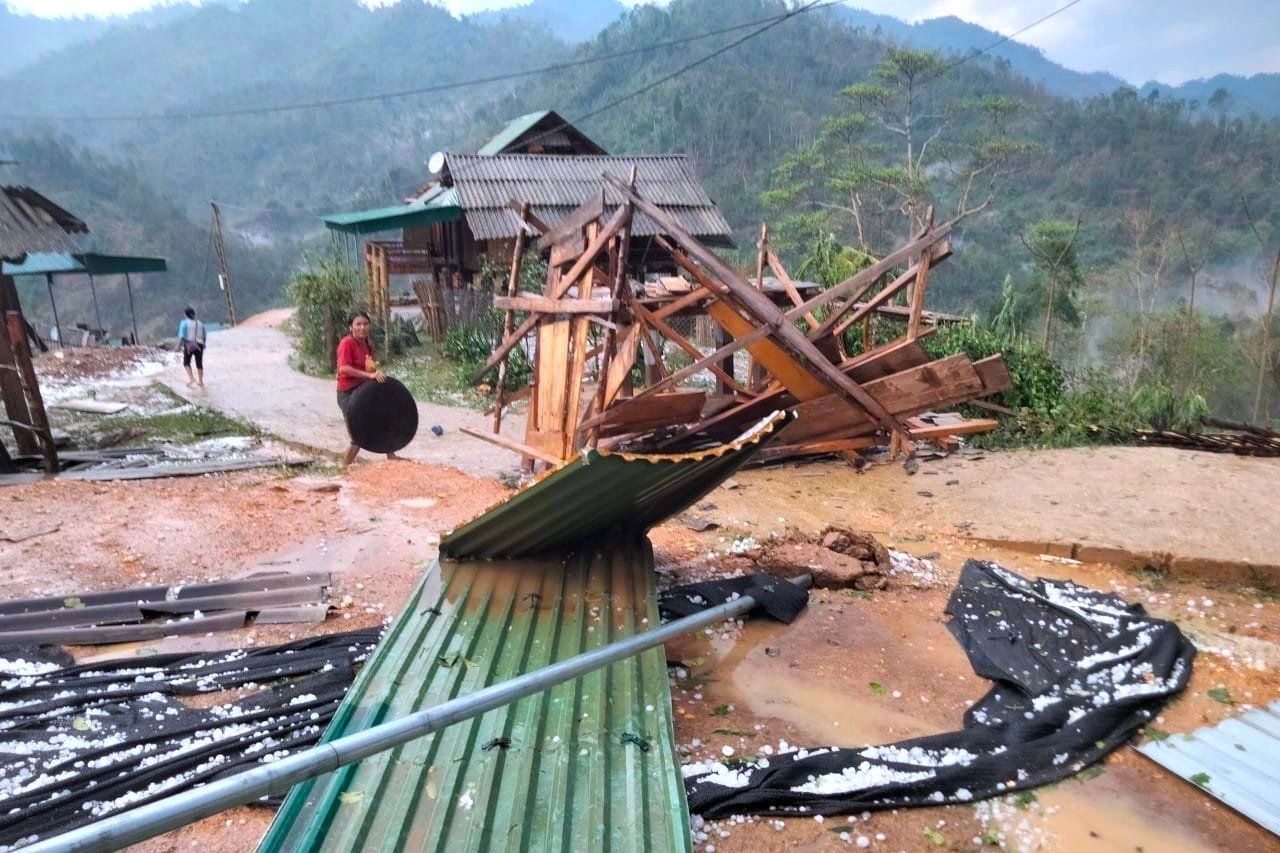 Liên tiếp trong buổi chiều ngày 13 và 14/4, tại các xã Bảo Nam, Bảo Thắng, Huồi Tụ, Mường Lống, Chiêu Lưu… (huyện Kỳ Sơn, Nghệ An) đã xảy ra 2 trận lốc xoáy kèm mưa đá khiến tài sản người dân thiệt hại nặng nề.