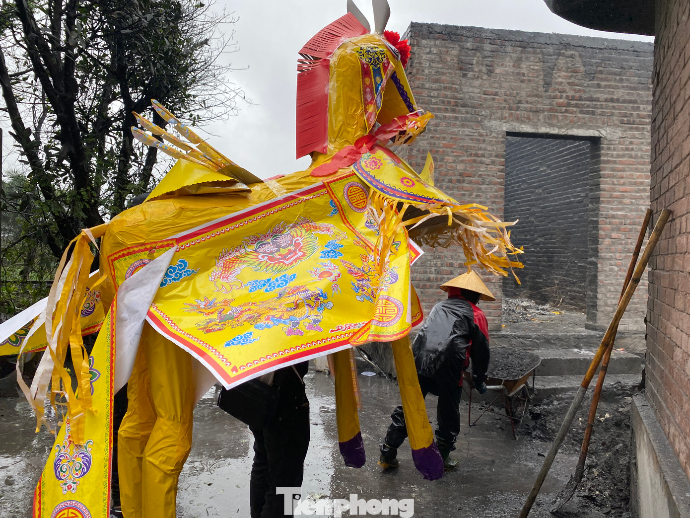 Sau khi thực hiện xong các nghi thức cúng, những mâm lễ vàng, ngựa giấy được đưa đến lò để hóa vàng. Sau khi thực hiện xong các nghi thức cúng, những mâm lễ vàng, ngựa giấy được đưa đến lò để hóa vàng.