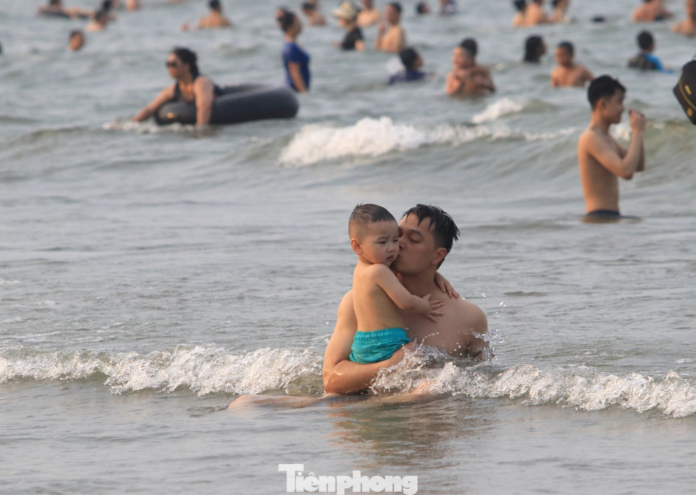 Khoảnh khắc ba và con trên bãi biển Cửa Lò. Khoảnh khắc ba và con trên bãi biển Cửa Lò.