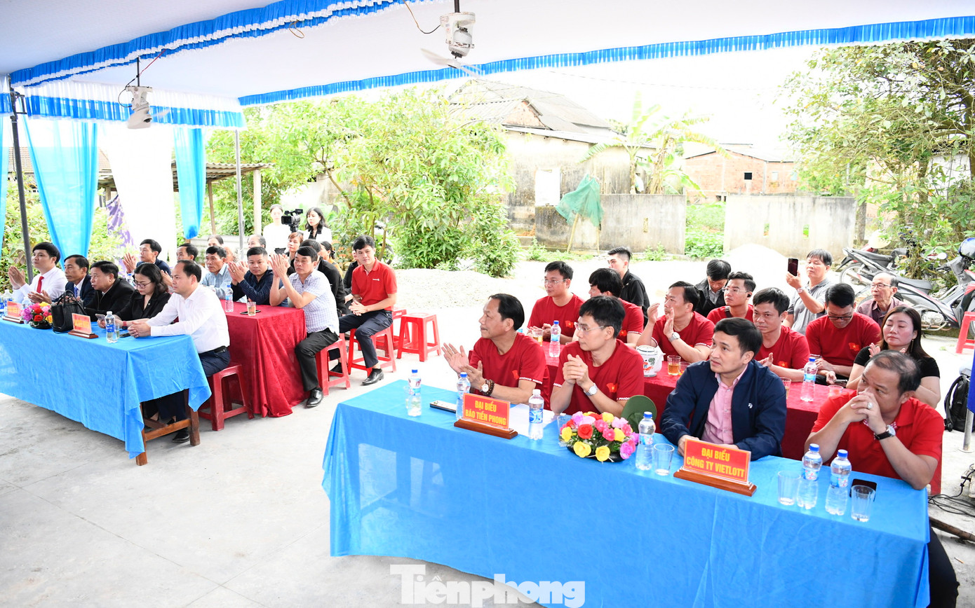 Toàn cảnh Lễ khánh thành và bàn giao 5 căn nhà Đại đoàn kết tặng gia đình có hoàn cảnh khó khăn trên địa bàn huyện Hải Lăng (tỉnh Quảng Trị).