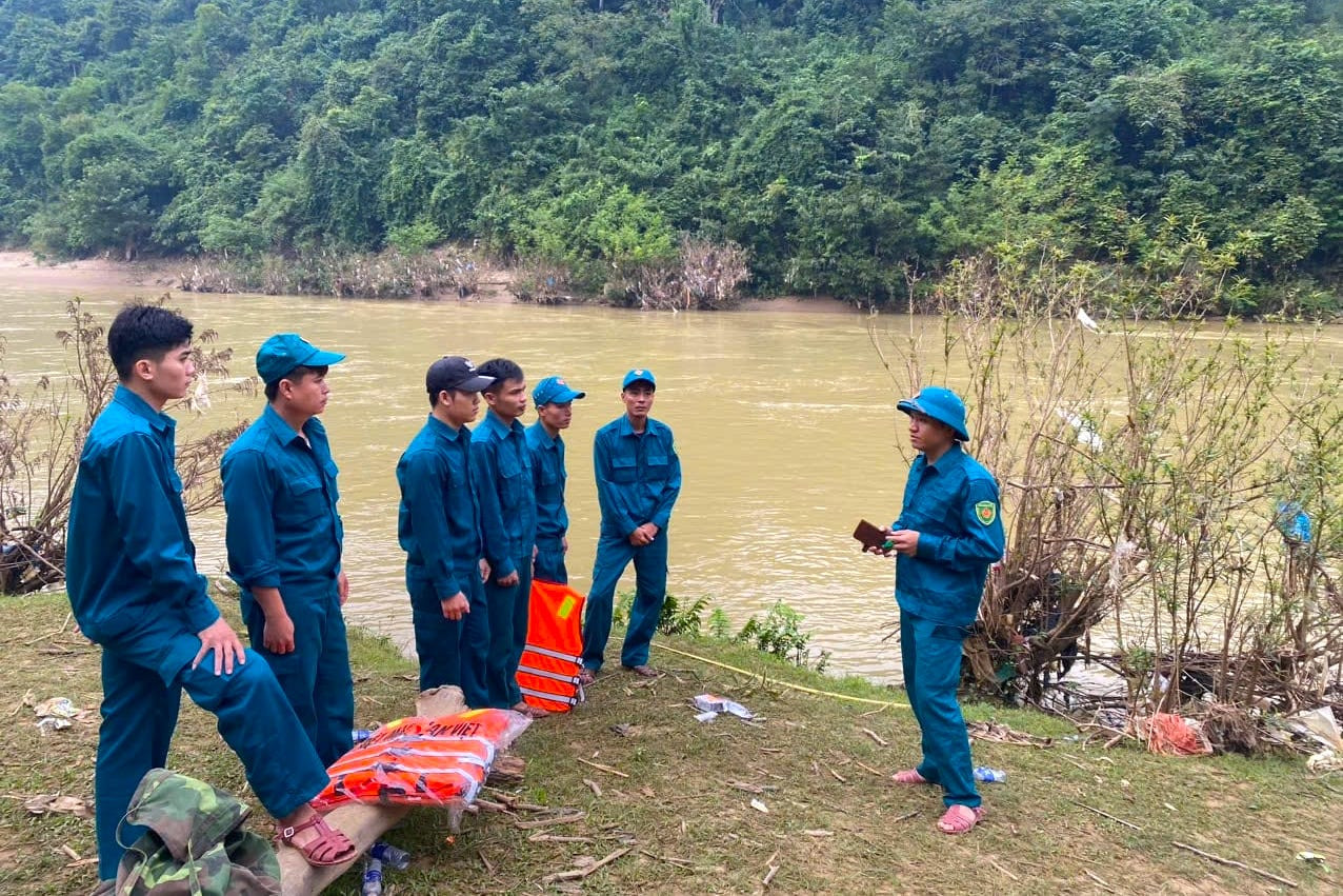 Sáng 2/11, cả trăm người gồm nhiều lực lượng chức năng đang nỗ lực tìm kiếm 2 nam sinh nghi bị đuối nước dưới sông Nậm Mộ. Sáng 2/11, cả trăm người gồm nhiều lực lượng chức năng đang nỗ lực tìm kiếm 2 nam sinh nghi bị đuối nước dưới sông Nậm Mộ.