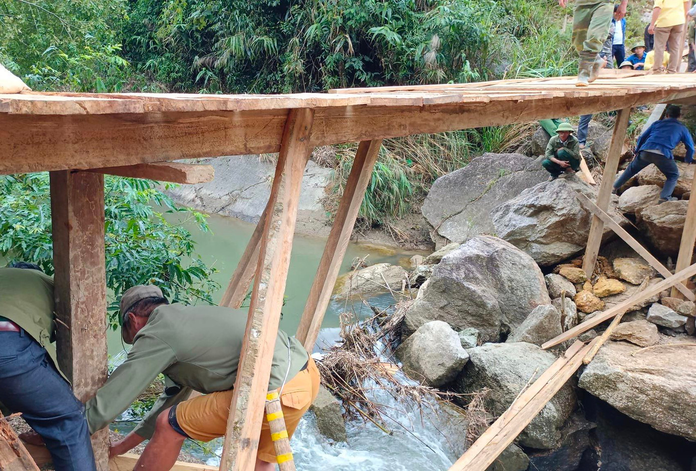 Cây cầu được dựng lên có chiều dài 12m, rộng 2,4m. Toàn bộ thân cầu được làm bằng gỗ. Cây cầu được dựng lên có chiều dài 12m, rộng 2,4m. Toàn bộ thân cầu được làm bằng gỗ.