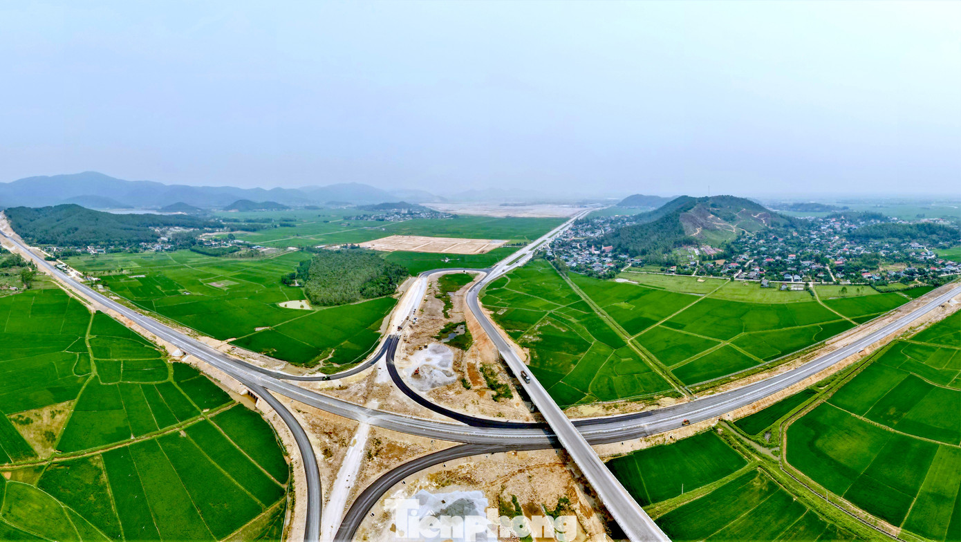 Hệ thống đường gom vào ra tại nút giao này đang được các nhà thầu lắp đặt những hạng mục cuối cùng. Mặt đường nút giao đã được thảm nhựa.
