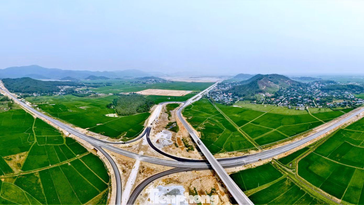 Hệ thống đường gom vào ra tại nút giao này đang được các nhà thầu lắp đặt những hạng mục cuối cùng. Mặt đường nút giao đã được thảm nhựa.