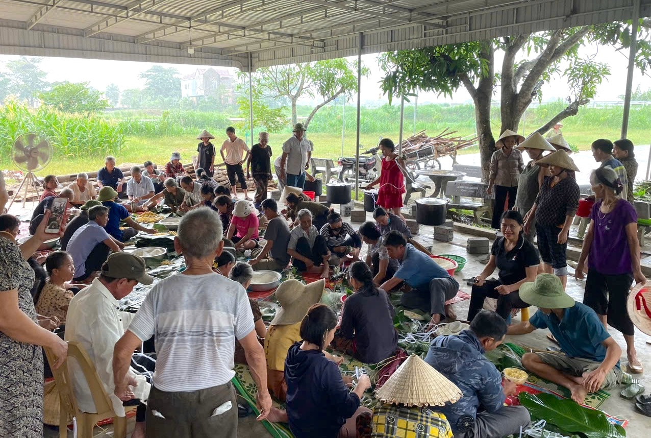 Hàng chục người dân xã Võ Liệt cùng nhau gói bánh để gửi ra bà con vùng lũ phía Bắc.