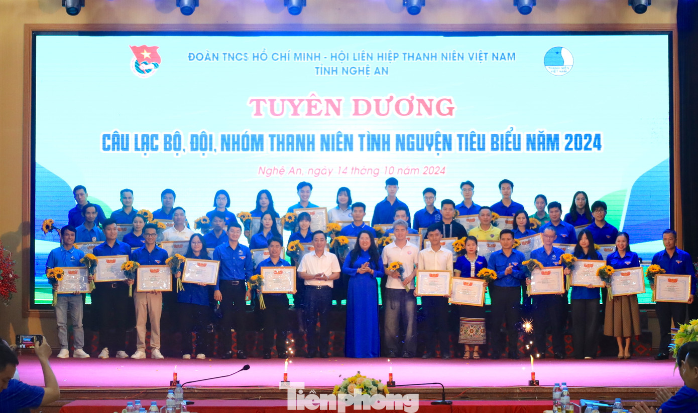 Ban Thường vụ Tỉnh Đoàn - Ban Thư ký Hội LHTN Việt Nam tặng bằng khen cho 46 câu lạc bộ, đội nhóm thanh niên tiêu biểu tỉnh Nghệ An năm 2024. Ban Thường vụ Tỉnh Đoàn - Ban Thư ký Hội LHTN Việt Nam tặng bằng khen cho 46 câu lạc bộ, đội nhóm thanh niên tiêu biểu tỉnh Nghệ An năm 2024.