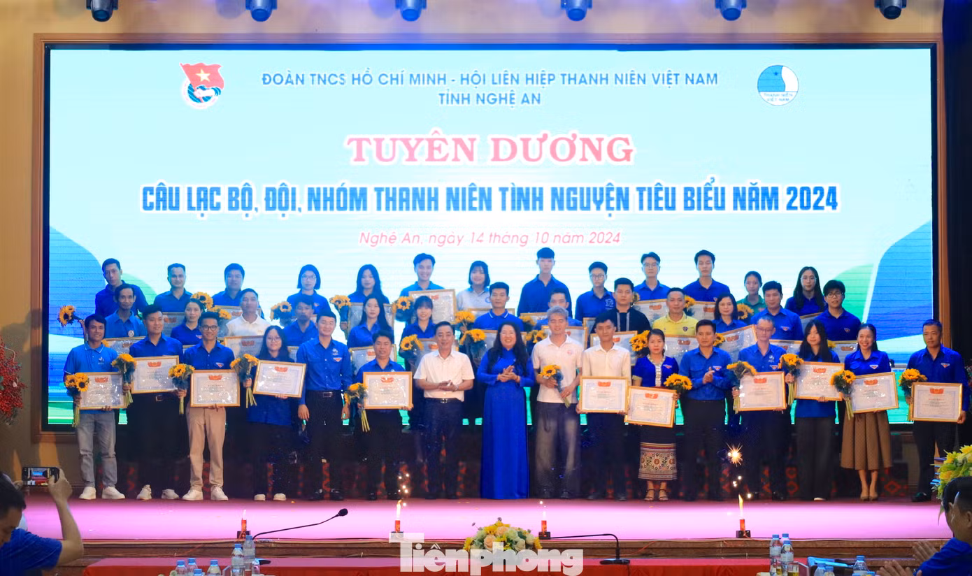Ban Thường vụ Tỉnh Đoàn - Ban Thư ký Hội LHTN Việt Nam tặng bằng khen cho 46 câu lạc bộ, đội nhóm thanh niên tiêu biểu tỉnh Nghệ An năm 2024.