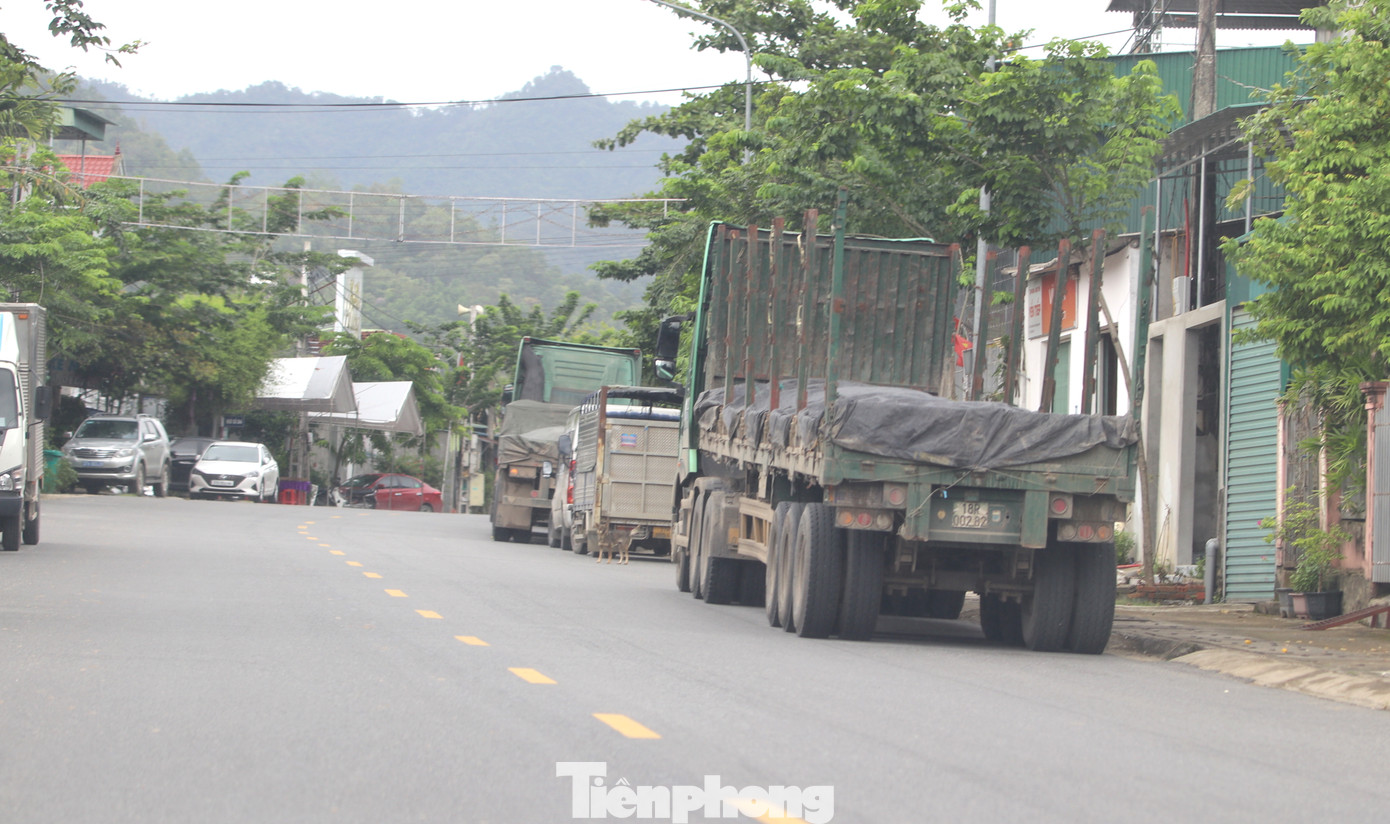 Dù là ngoài khu vực dân cư hay trong thị trấn đông người, những chiếc xe này vẫn vô tư dừng đậu bên đường. Trong khi mặt đường quốc lộ 7 rất hẹp.