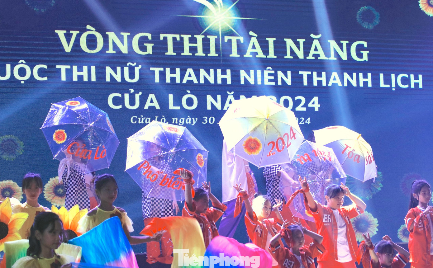 Bà Trần Thị Hoàng Phương - Chủ tịch Hội LHPN thị xã Cửa Lò, Trưởng Ban Tổ chức hội thi, Trưởng Ban giám khảo cho biết, thông qua phần thi tài năng, ban tổ chức sẽ lựa chọn từ 3 đến 5 tiết mục xuất sắc nhất để công diễn vào đêm chung kết cuộc thi “Nữ thanh niên thanh lịch Cửa Lò năm 2024” vào tối 6/4. Trước khi diễn ra đêm chung kết, các thí sinh sẽ tiếp tục được tham gia nhiều hoạt động do ban tổ chức triển khai như: quay clip giới thiệu bản thân, tham gia tổng dọn vệ sinh bãi biển.