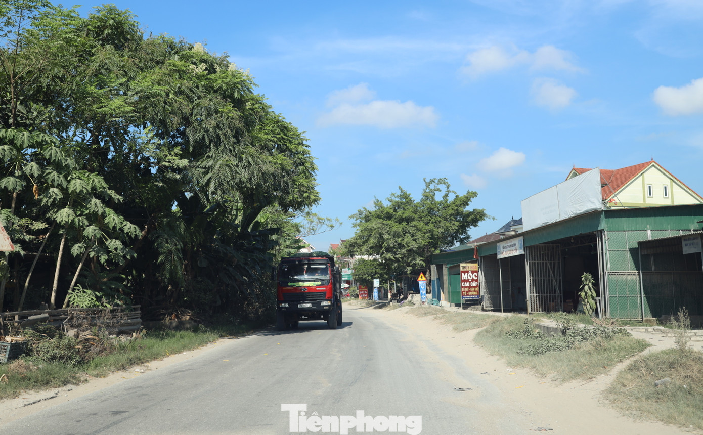 Một đoạn quốc lộ 7 cũ chật hẹp qua địa bàn xóm 8, xã Viên Thành (huyện Yên Thành) chưa thể thi công nâng cấp mở rộng.
