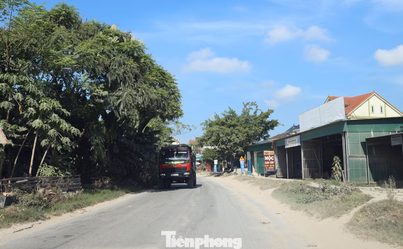 Một đoạn quốc lộ 7 cũ chật hẹp qua địa bàn xóm 8, xã Viên Thành (huyện Yên Thành) chưa thể thi công nâng cấp mở rộng.
