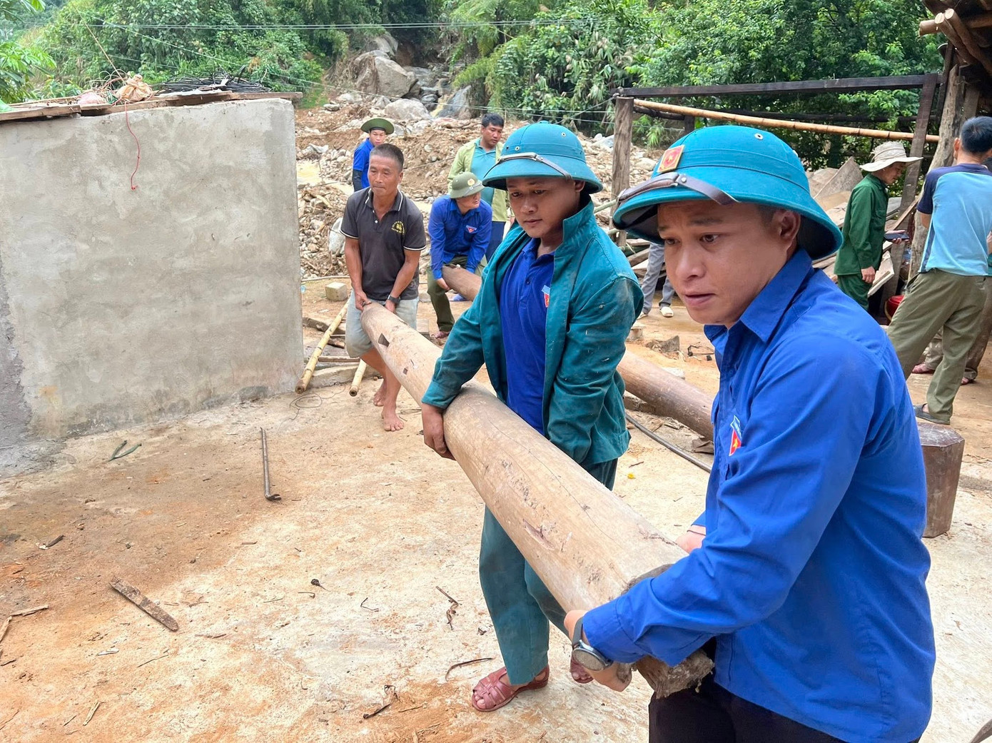 Trong ngày 6/6, Đoàn xã Nhôn Mai đã huy động đông đảo lực lượng đoàn viên thanh niên phối hợp với lực lượng chức năng hỗ trợ người dân ở bản Có Hạ (xã Nhôn Mai) tháo dỡ nhà, tài sản để di dời khỏi vùng sạt lở nguy hiểm. Ngoài ra, các đoàn viên thanh niên cũng hỗ trợ người dân khắc phục hậu quả đợt mưa lũ vừa qua.