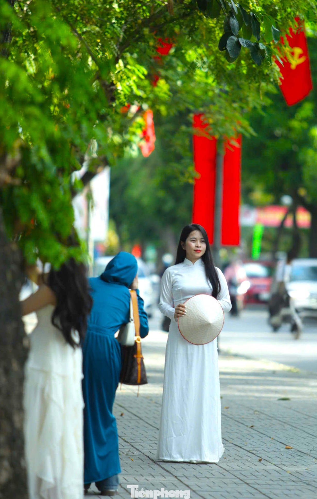 Nhiều thiếu nữ mặc áo dài truyền thống với nón lá đến chụp hình để lưu giữ khoảnh khắc mùa thu tuyệt đẹp.