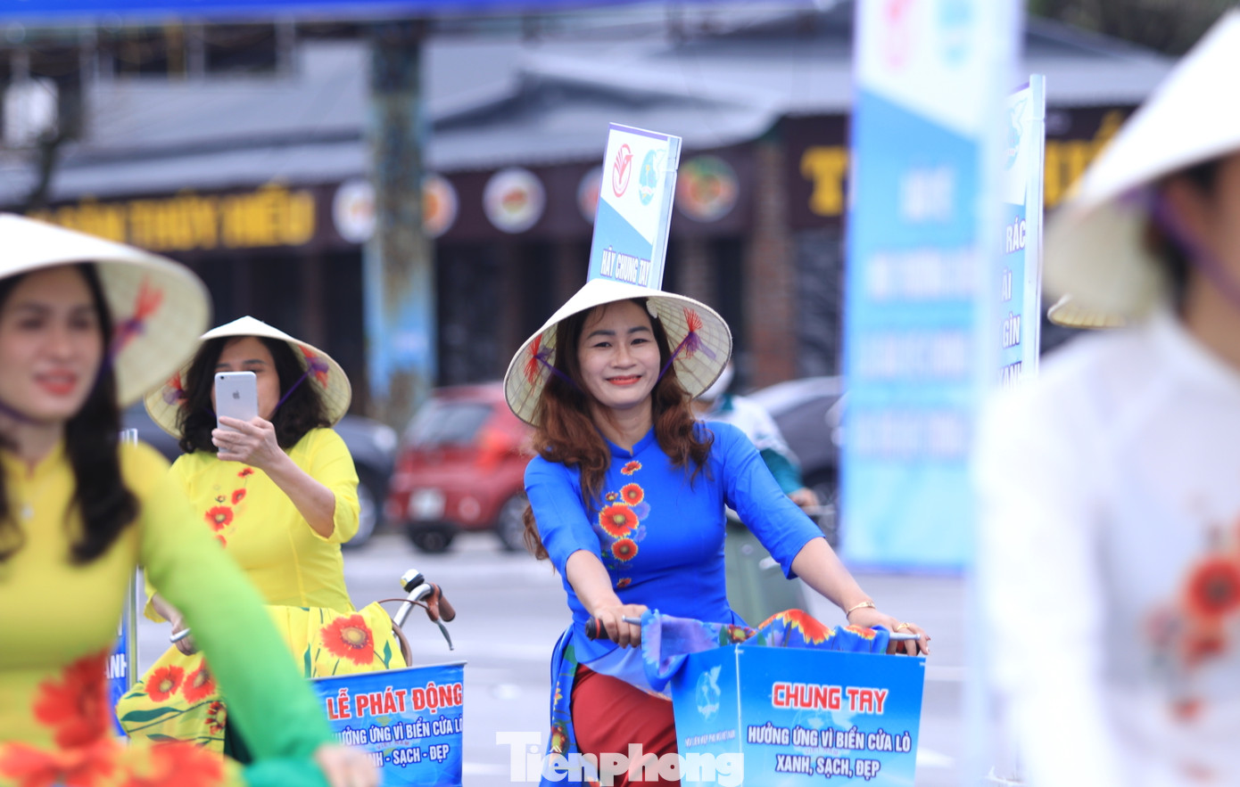 Những người phụ nữ xinh tươi trong tà áo dài Hoa cúc biển.