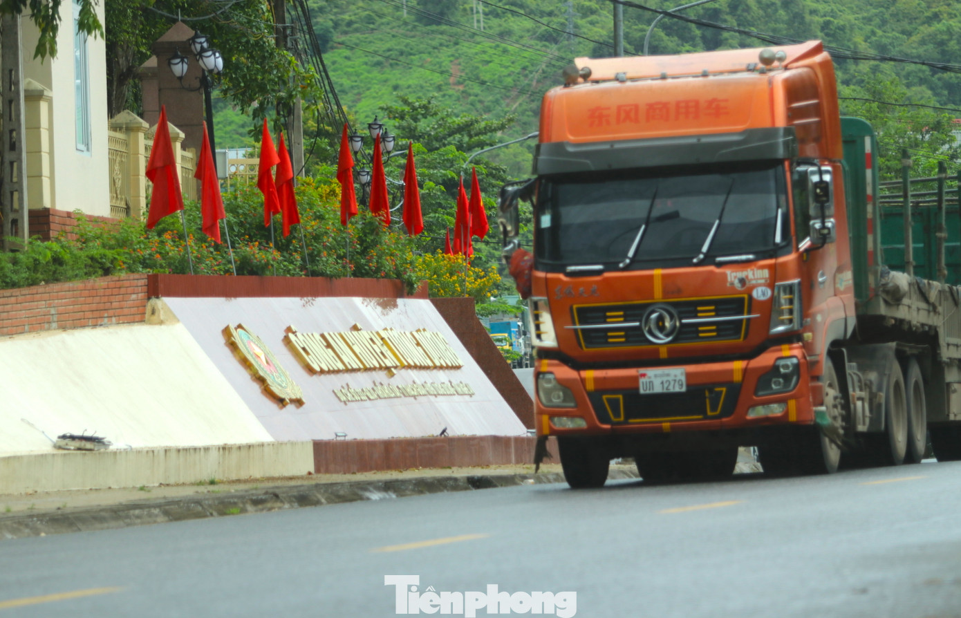 Một xe chở quặng mang biển nước ngoài lưu thông qua huyện Tương Dương (Nghệ An). Kính lái xe chở quặng này được dán đen, chỉ trừ một đường ngang nhỏ, gây ảnh hưởng đến tầm nhìn khi lưu thông trên đường.