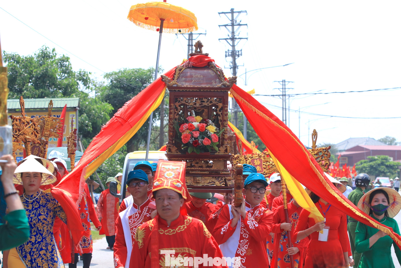 Dẫn đầu đoàn rước là đội múa lân sư rồng, tiếp đến là người làm lễ và từng đoàn kiệu theo sau. Từ Đền Làng Hiếu, đoàn rước diễu hành qua tuyến đường tỉnh lộ 535 về phía cầu Cửa Hội. Sau đó đoàn rước tiếp tục theo đường ven biển về bến cảng Cửa Hội và lên thuyền rước ra cửa biển làm lễ cầu ngư.