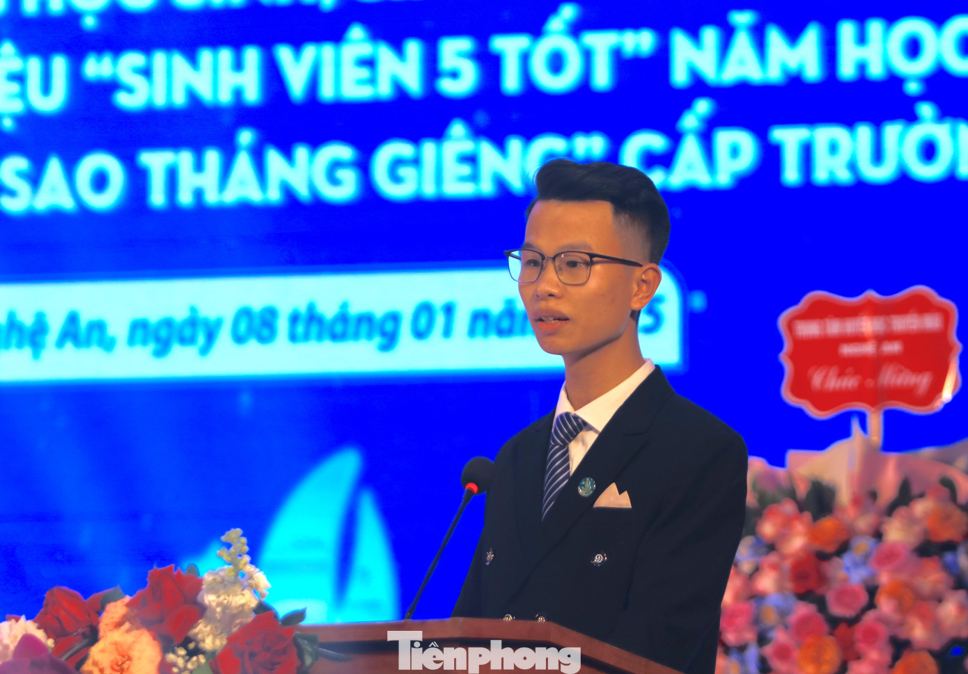 Anh Nguyễn Thành Lộc - Chủ tịch Hội Sinh viên Trường Đại học Vinh phát biểu tri ân các thế hệ cán bộ Hội Sinh viên trường.