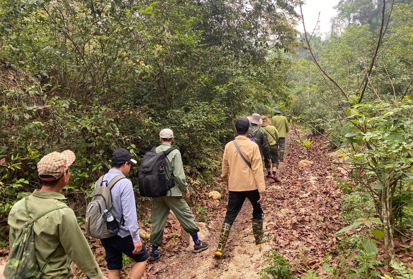 Mỗi chuyến đi, các cán bộ khu bảo tồn phải đi dài ngày trong rừng sâu. Để đảm bảo an toàn, mỗi người phải mang theo những túi balo lớn với đầy đủ các dụng cụ, thực phẩm thiết yếu.