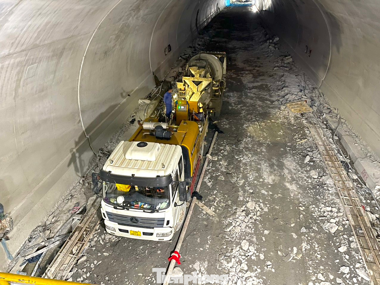 Kỹ sư Nguyễn Quốc Toản - Chỉ huy phó thi công hầm Thần Vũ (Công ty TNHH Hòa Hiệp) cho biết, công ty có hơn 100 người và nhiều máy móc, thiết bị thi công xuyên Tết Nguyên đán để đảm bảo tiến độ công trình.