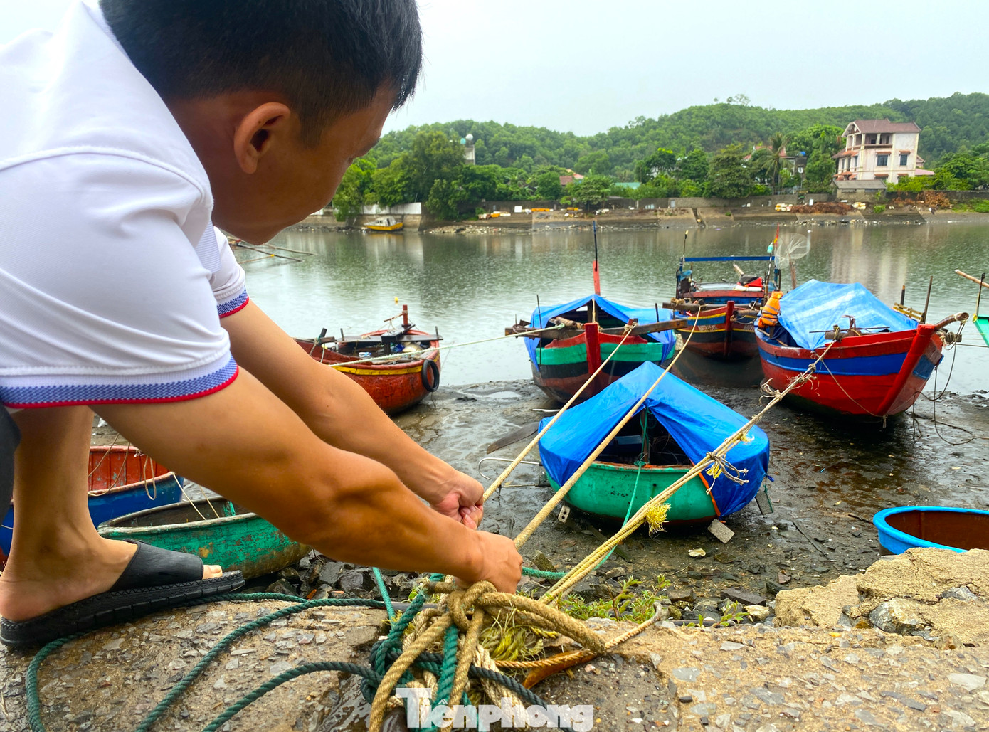 Tại bến cá Nghi Thủy (phường Nghi Thủy, thị xã Cửa Lò, Nghệ An), ngư dân chằng néo cẩn thận tàu thuyền để tránh bị ảnh hưởng do cơn bão số 3. Tại bến cá Nghi Thủy (phường Nghi Thủy, thị xã Cửa Lò, Nghệ An), ngư dân chằng néo cẩn thận tàu thuyền để tránh bị ảnh hưởng do cơn bão số 3.