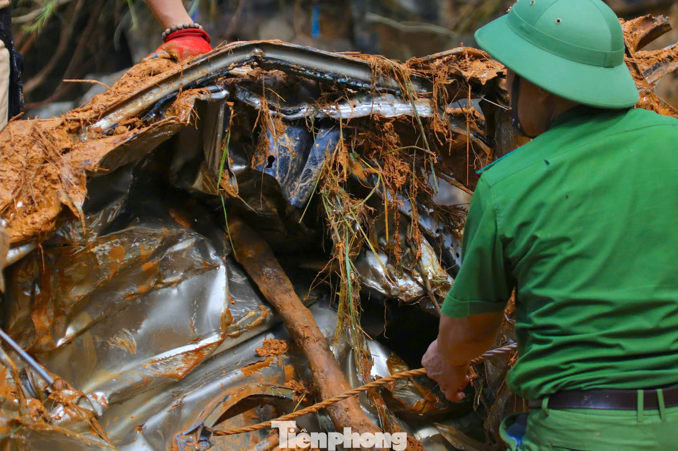 Lực lượng chức năng khẩn trương trục vớt xe khách gặp nạn.