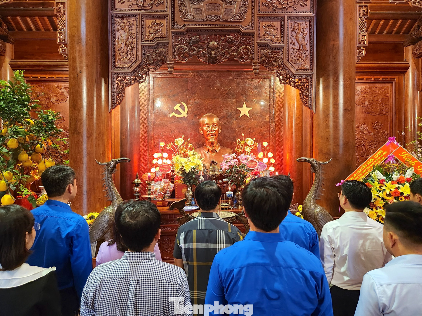 Các đại biểu thành kính tưởng niệm Chủ tịch Hồ Chí Minh.