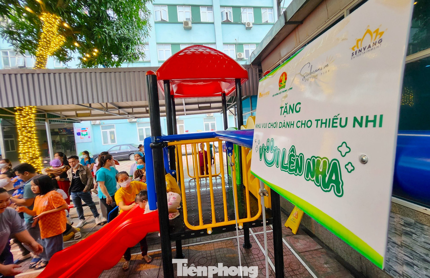 Tại bệnh viện Sản Nhi Nghệ An, Ban tổ chức đã tiến hành trao tặng khu vui chơi dành cho thiếu nhi. Khu vui chơi được dựng tại khoảnh sân phía sau của bệnh viện rộng hàng chục mét vuông với nhiều thiết bị, trò chơi hấp dẫn cho các em thiếu nhi. Được biết, đây là công trình ý nghĩa do Hội đồng Đội T.Ư phối hợp với Công ty giải trí Sen Vàng, tổ chức Giọt nắng (Sunbeams) và Hoa Hậu Nguyễn Thúc Thùy Tiên - Hoa hậu Hoà bình Quốc tế năm 2021 phối hợp triển khai.