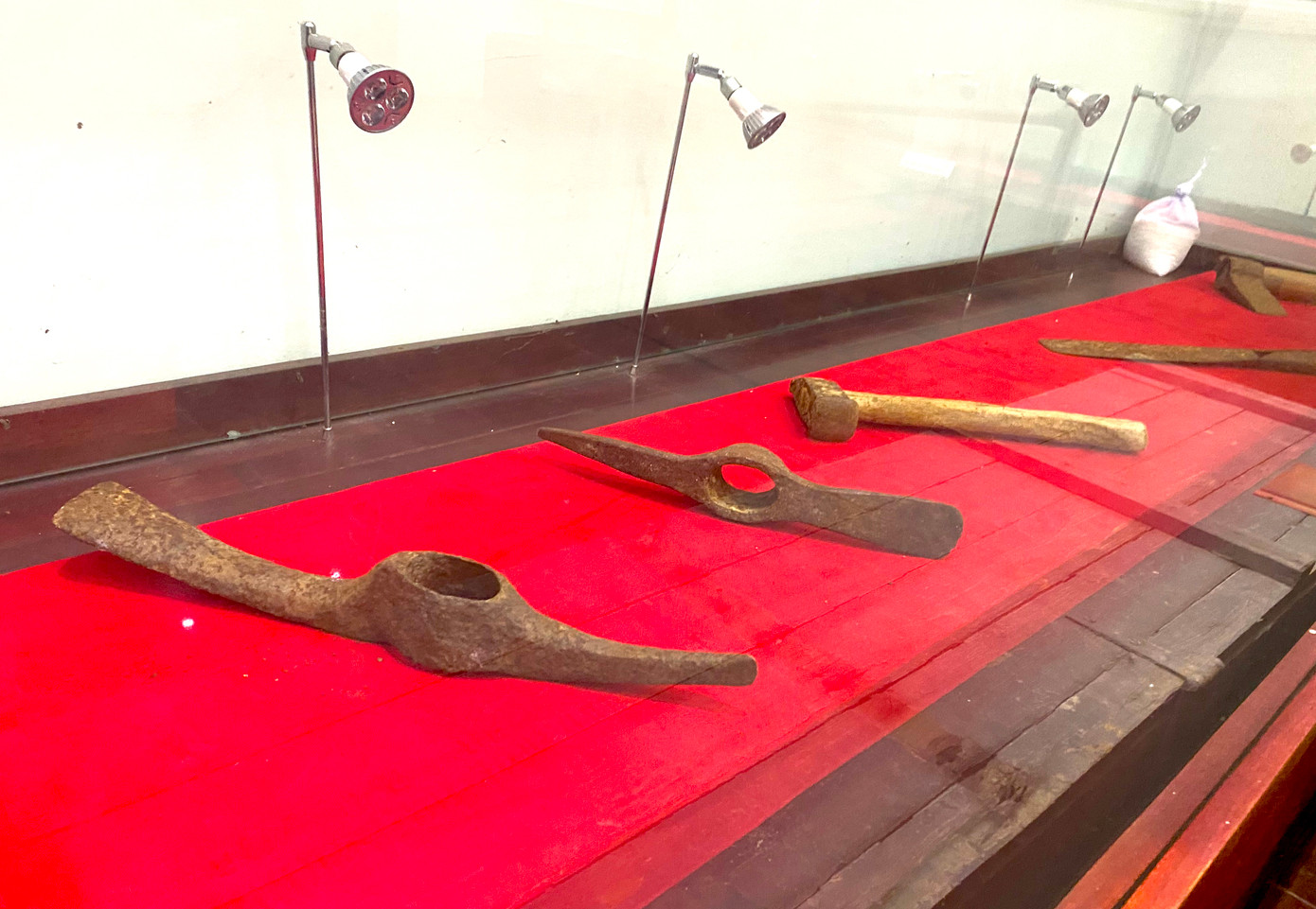 Mỗi hiện vật được lưu giữ tại Bảo tàng đều tái hiện lại cuộc chiến đấu ác liệt và một tinh thần chiến đấu quả cảm của các thế hệ thanh niên xung phong. Mỗi hiện vật được lưu giữ tại Bảo tàng đều tái hiện lại cuộc chiến đấu ác liệt và một tinh thần chiến đấu quả cảm của các thế hệ thanh niên xung phong.