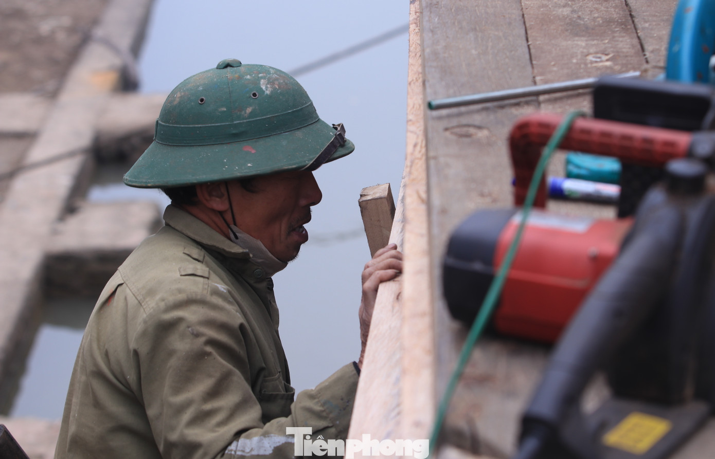 Tùy vào mức độ hư hỏng, những người thợ sẽ thay thế các chi tiết làm bằng gỗ hoặc gia cố đảm bảo chắc chắn.