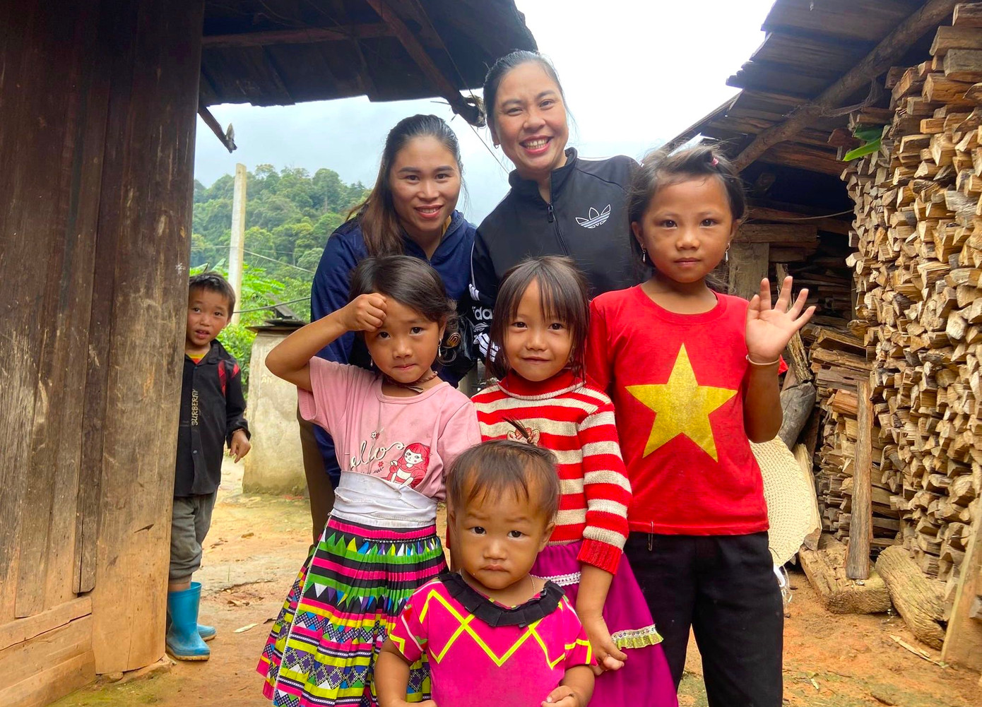 "Hiện tại các cô giáo đã vận động được khoảng 1 nửa số trẻ nhỏ từ 3-5 tuổi đến trường. Số còn lại do bố mẹ, ông bà đi rẫy chưa thể gặp được. Những ngày tới, các cô giáo sẽ tiếp tục vận động, thuyết phục để các em học sinh đều được đến trường đi học", cô Hoàng Thị Đài chia sẻ.