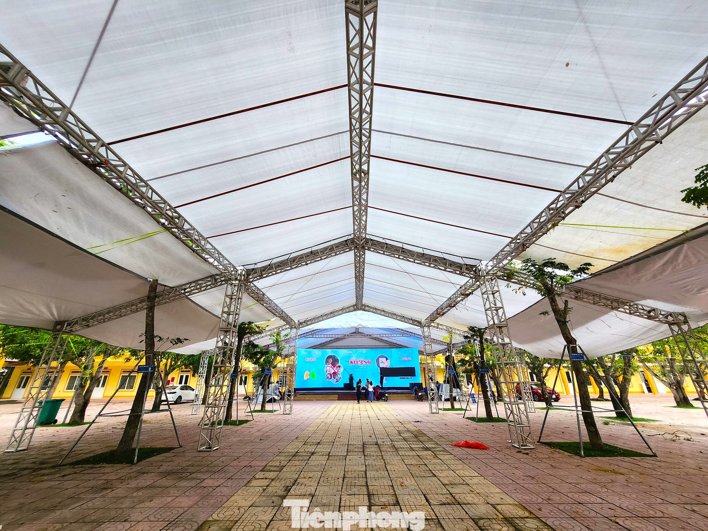 Sân khấu chương trình được tổ chức tại sân trường THPT Nguyễn Duy Trinh.