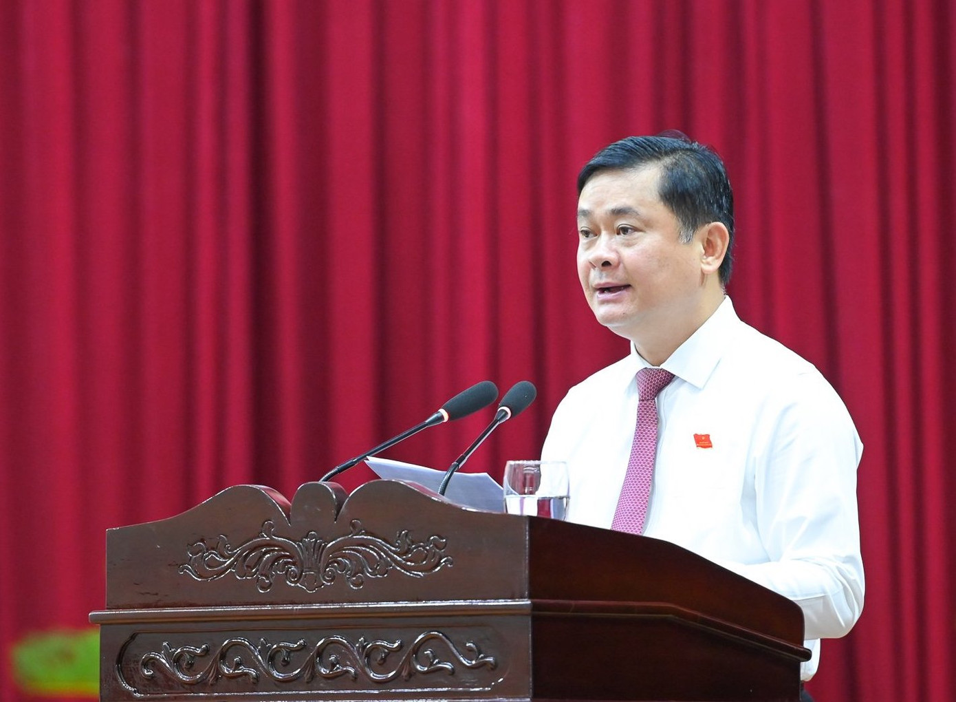 Ông Thái Thanh Quý - Bí thư Tỉnh ủy, Chủ tịch HĐND tỉnh, Trưởng đoàn ĐBQH tỉnh Nghệ An phát biểu khai mạc kỳ họp.