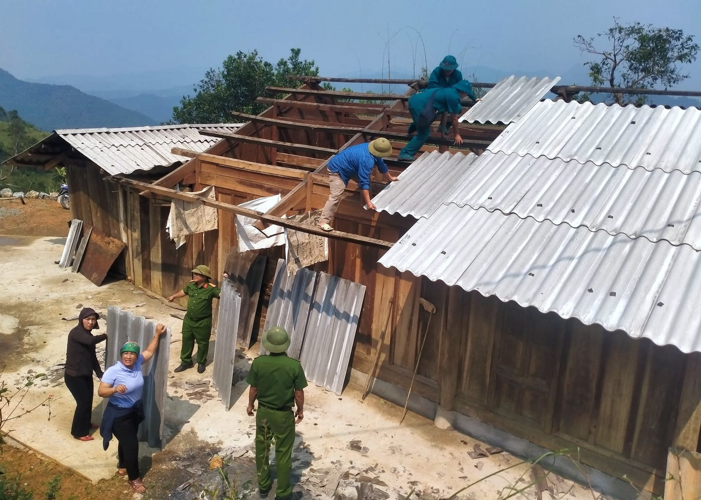 Ngay sau khi các trận mưa kết thúc, lực lượng chức năng huyện Kỳ Sơn lập tức thành lập các đoàn công tác đến kiểm tra, thống kê thiệt hại, động viên, hỗ trợ người dân. Bên cạnh đó, lực lượng chức năng cùng các cơ quan ban ngành, công an huyện Kỳ Sơn, các đoàn viên thanh niên trên địa bàn huyện hỗ trợ người dân khắc phục các tài sản bị hư hỏng.