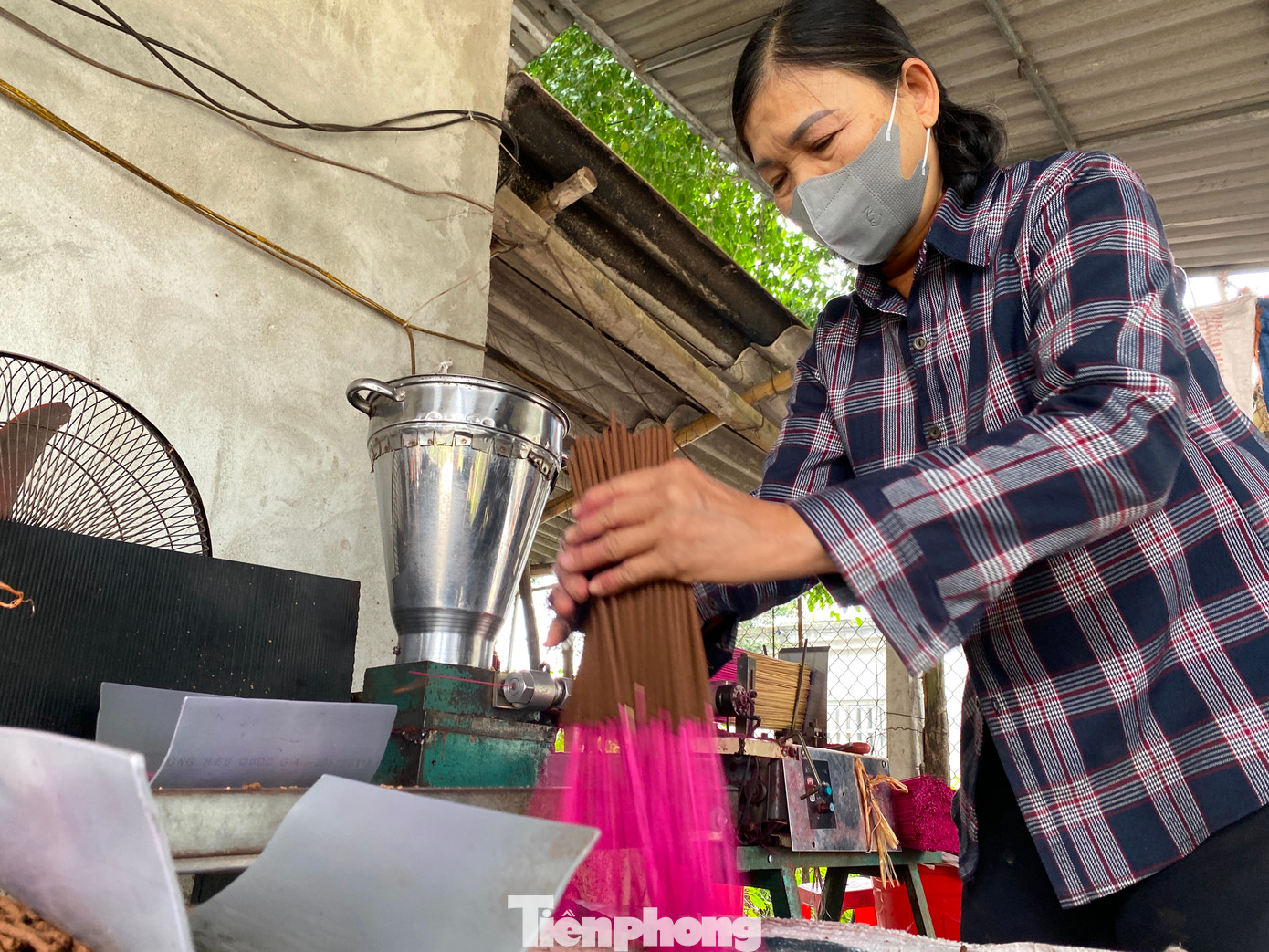 Cồi hương được cho vào khay cố định rồi máy sẽ tự động cho ra những cây hương thành phẩm.