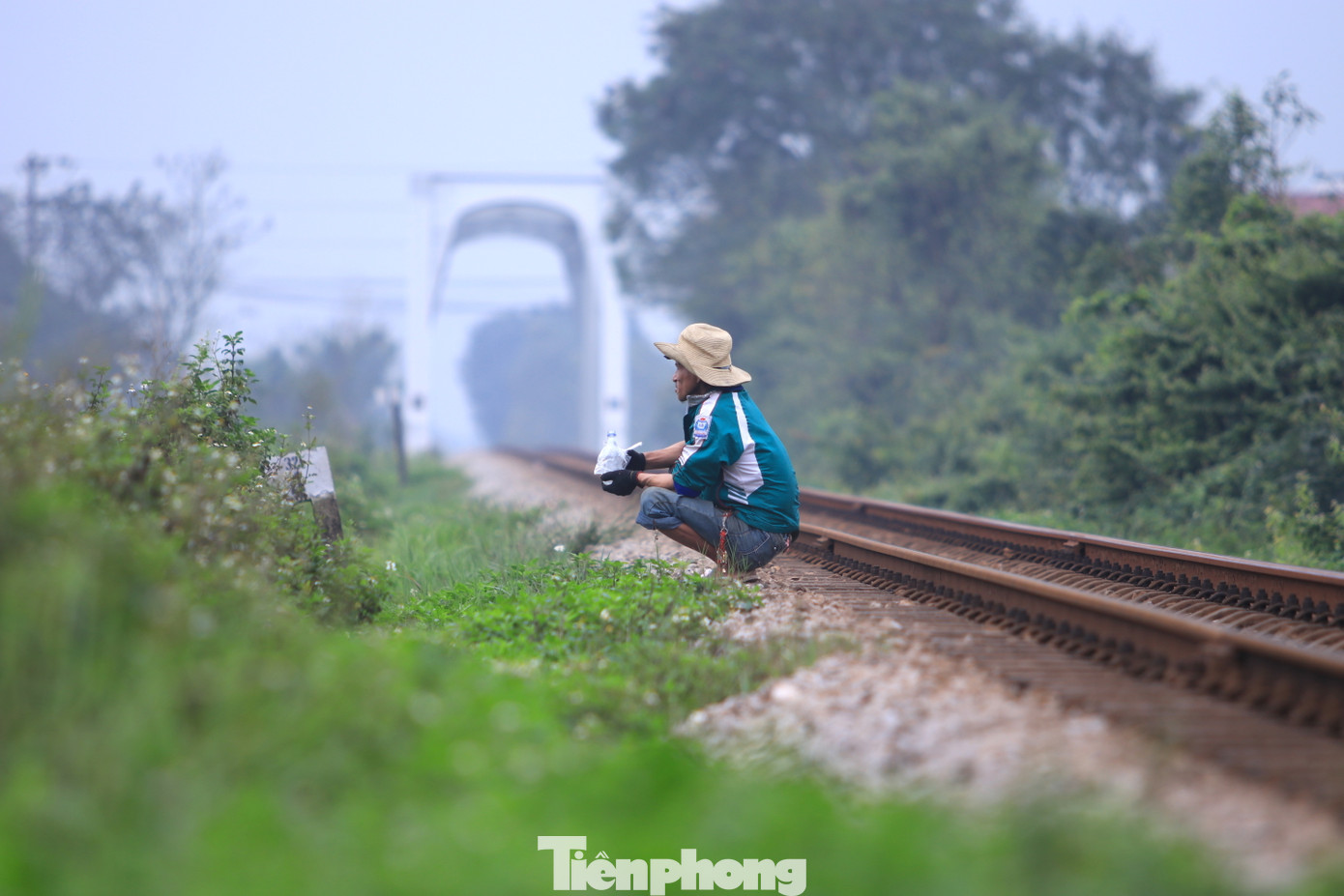 Nhiều người thản nhiên ngồi chơi trên đường sắt Bắc Nam, tiềm ẩn nguy cơ mất an toàn giao thông.