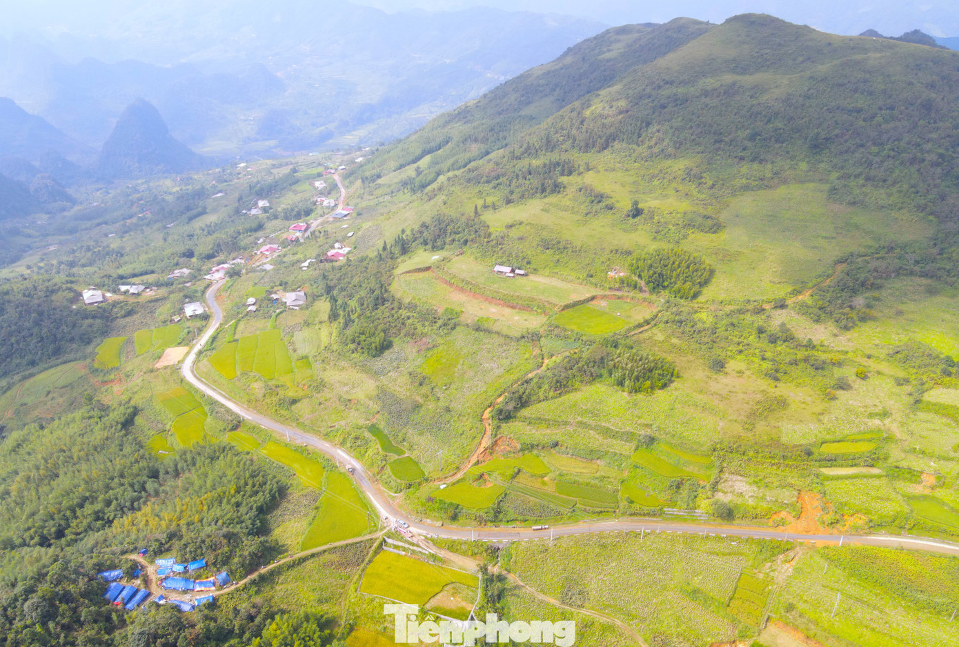 Gần 1 tuần qua, 48 hộ dân ở xóm Lũng Luông (xã Vũ Nông, huyện Nguyên Bình, tỉnh Cao Bằng) đã đến bãi đất trống cách xóm khoảng 500m dựng lán ở tạm. Trước đó, từ ngày 8/9, ngọn núi ở xóm Lũng Luông sạt lở, đất đá vùi lấp nhiều căn nhà, tài sản của người dân.