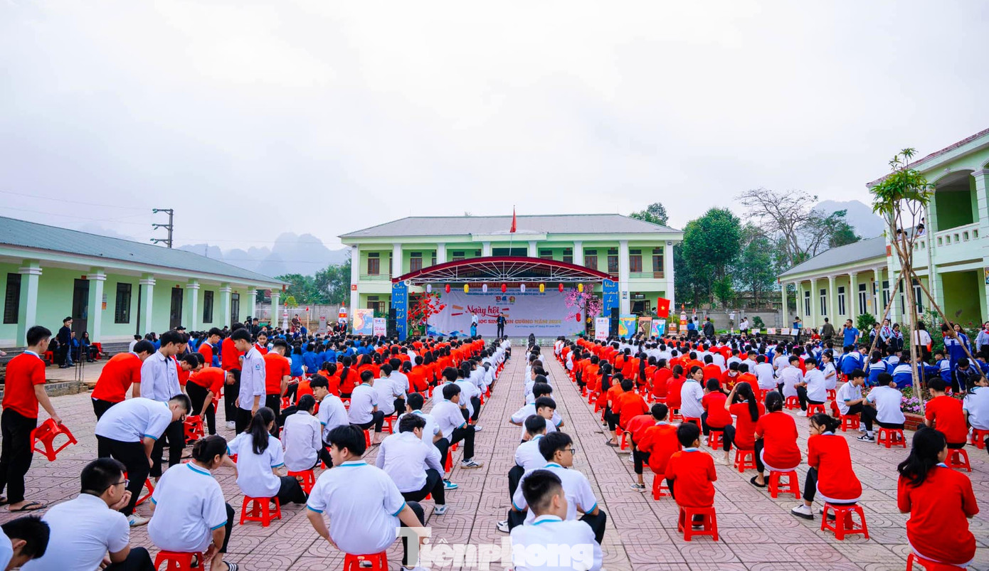 Huyện Đoàn Con Cuông (Nghệ An) - Hội Liên hiệp thanh niên Việt Nam huyện - Hội Đồng đội huyện vừa tổ chức Ngày hội học sinh Con Cuông năm 2024. Chương trình nằm trong chuỗi hoạt động chào mừng kỷ niệm 74 năm ngày truyền thống học sinh, sinh viên Việt Nam; Chào mừng đại hội đại biểu Hội Liên hiệp thanh niên Việt Nam các cấp nhiệm kỳ 2024-2029.