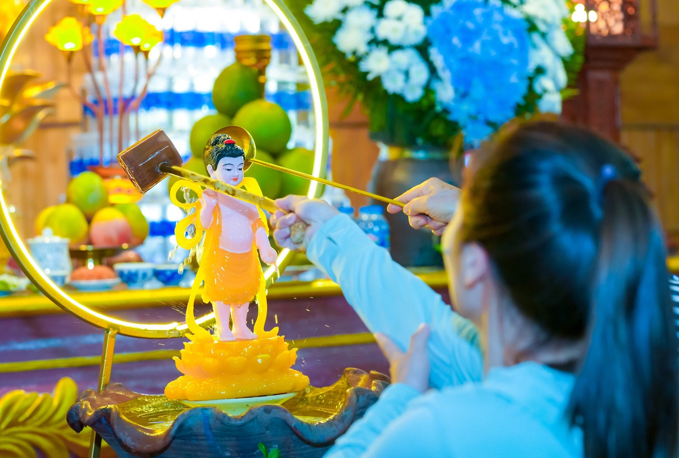 Các phật tử, người dân thực hiện nghi lễ tắm phật trong không khí trang nghiêm, hân hoan.