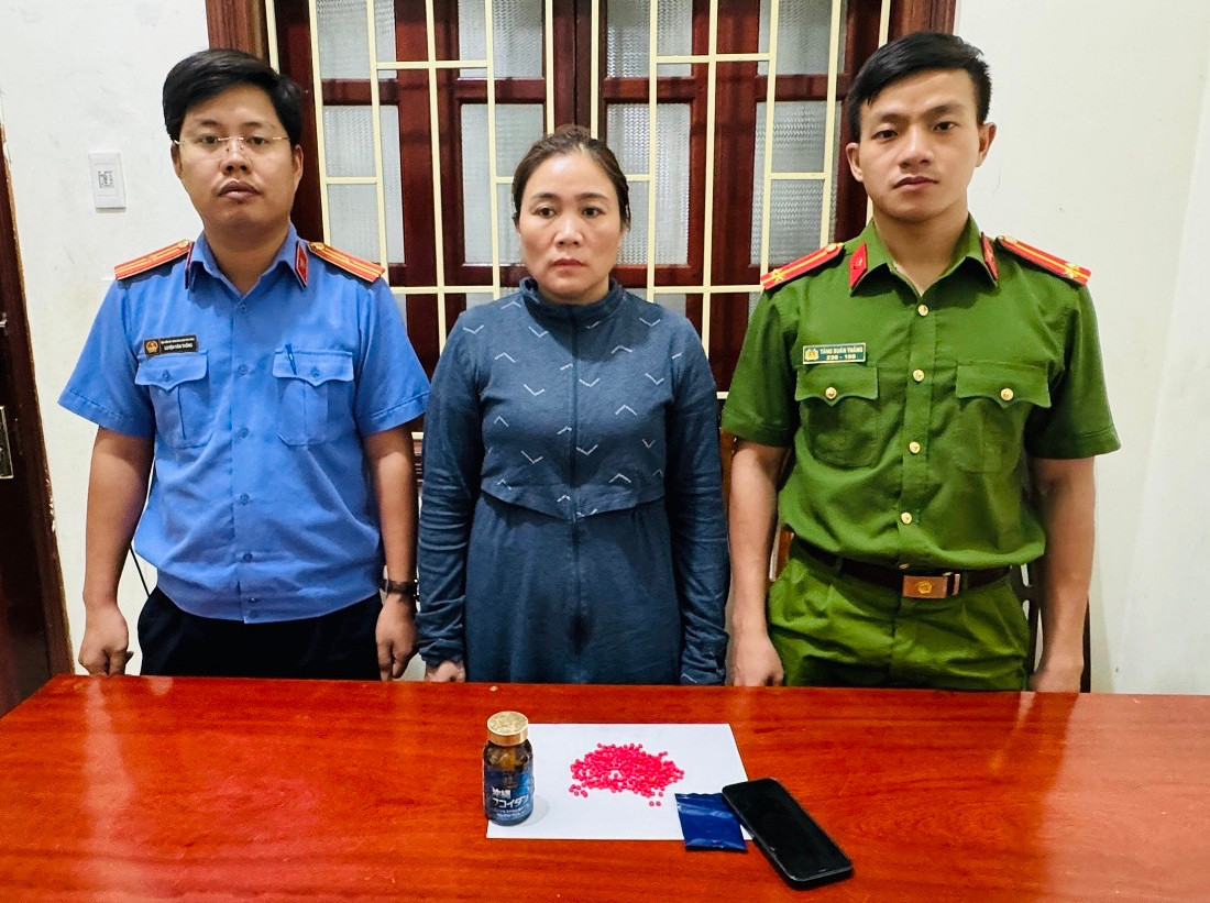 Đối tượng Trần Thị Lý cùng tang vật tại cơ quan công an.