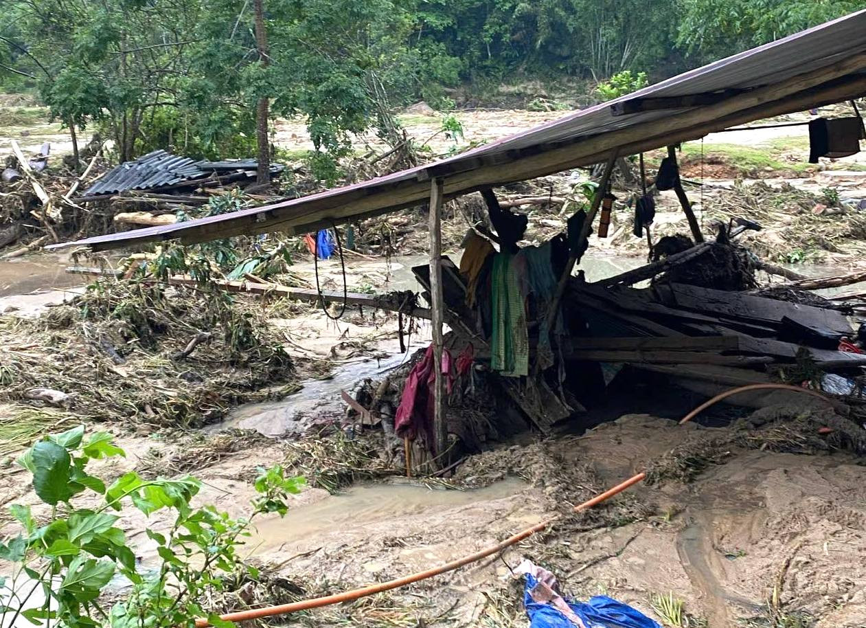 Trận lũ quét khiến tài sản người dân bị thiệt hại nặng nề. Trận lũ quét khiến tài sản người dân bị thiệt hại nặng nề.