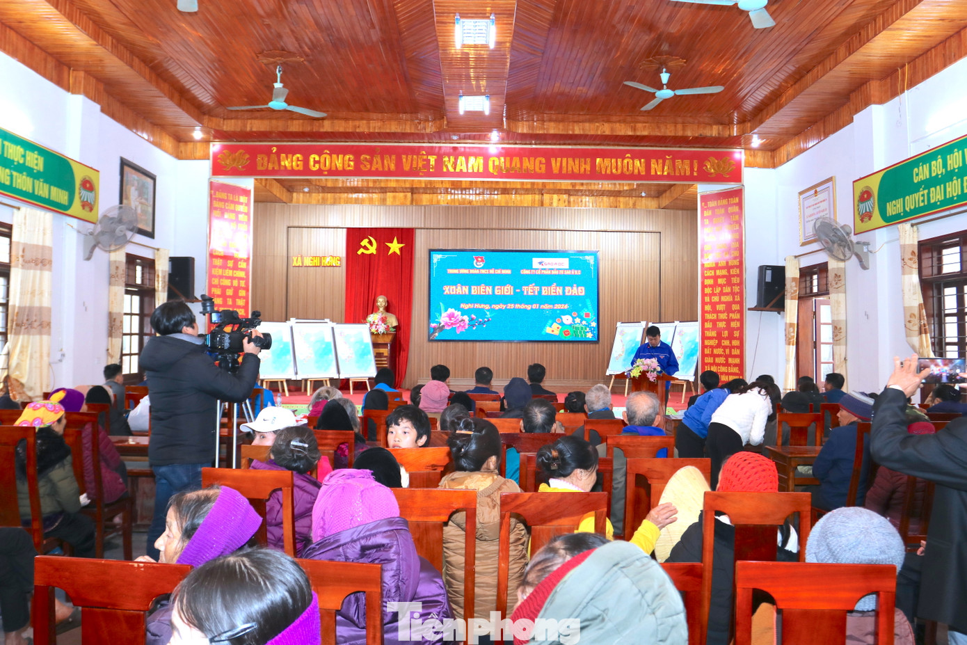 Chiều 25/1, tại UBND xã Nghi Hưng (huyện Nghi Lộc, tỉnh Nghệ An) diễn ra chương trình "Xuân biên giới - Tết biển đảo". Chương trình do T.Ư Đoàn tổ chức nhằm phát huy tinh thần tương thân, tương ái, vận động sự chung tay của xã hội để góp phần hỗ trợ các hoàn cảnh khó khăn, nỗ lực vươn lên trong cuộc sống, đặc biệt là chăm lo, hỗ trợ thanh thiếu nhi và người dân, nhân dịp Tết Nguyên đán Giáp Thìn 2024. Chiều 25/1, tại UBND xã Nghi Hưng (huyện Nghi Lộc, tỉnh Nghệ An) diễn ra chương trình "Xuân biên giới - Tết biển đảo". Chương trình do T.Ư Đoàn tổ chức nhằm phát huy tinh thần tương thân, tương ái, vận động sự chung tay của xã hội để góp phần hỗ trợ các hoàn cảnh khó khăn, nỗ lực vươn lên trong cuộc sống, đặc biệt là chăm lo, hỗ trợ thanh thiếu nhi và người dân, nhân dịp Tết Nguyên đán Giáp Thìn 2024.