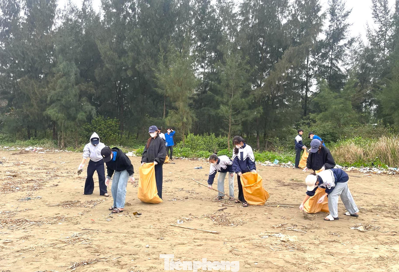 Các đoàn viên đã tiến hành dọn, phân loại rác thải nhựa, túi bóng. Các đoàn viên đã tiến hành dọn, phân loại rác thải nhựa, túi bóng.