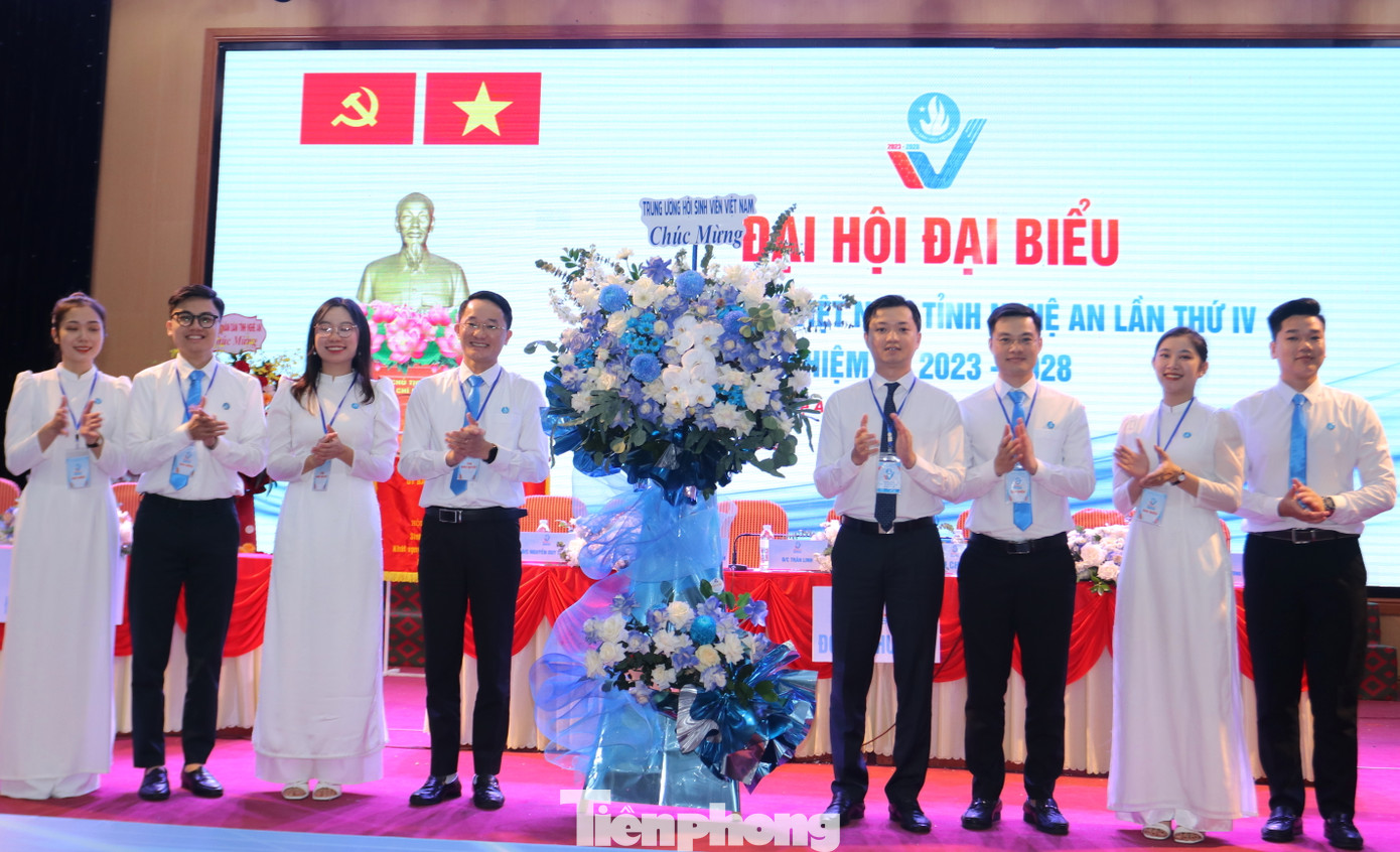 Anh Nguyễn Minh Triết - Bí thư T.Ư Đoàn, Chủ tịch T.Ư Hội Sinh viên Việt Nam tặng hoa chúc mừng Đại hội. Anh Nguyễn Minh Triết - Bí thư T.Ư Đoàn, Chủ tịch T.Ư Hội Sinh viên Việt Nam tặng hoa chúc mừng Đại hội.