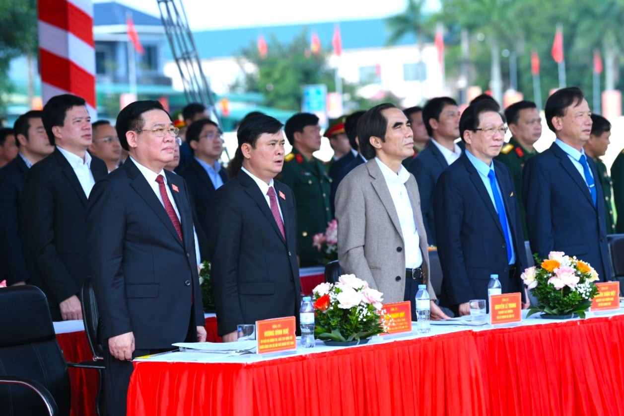 Chủ tịch Quốc hội Vương Đình Huệ và các đại biểu thực hiện nghi lễ chào cờ tại buổi lễ. Chủ tịch Quốc hội Vương Đình Huệ và các đại biểu thực hiện nghi lễ chào cờ tại buổi lễ.