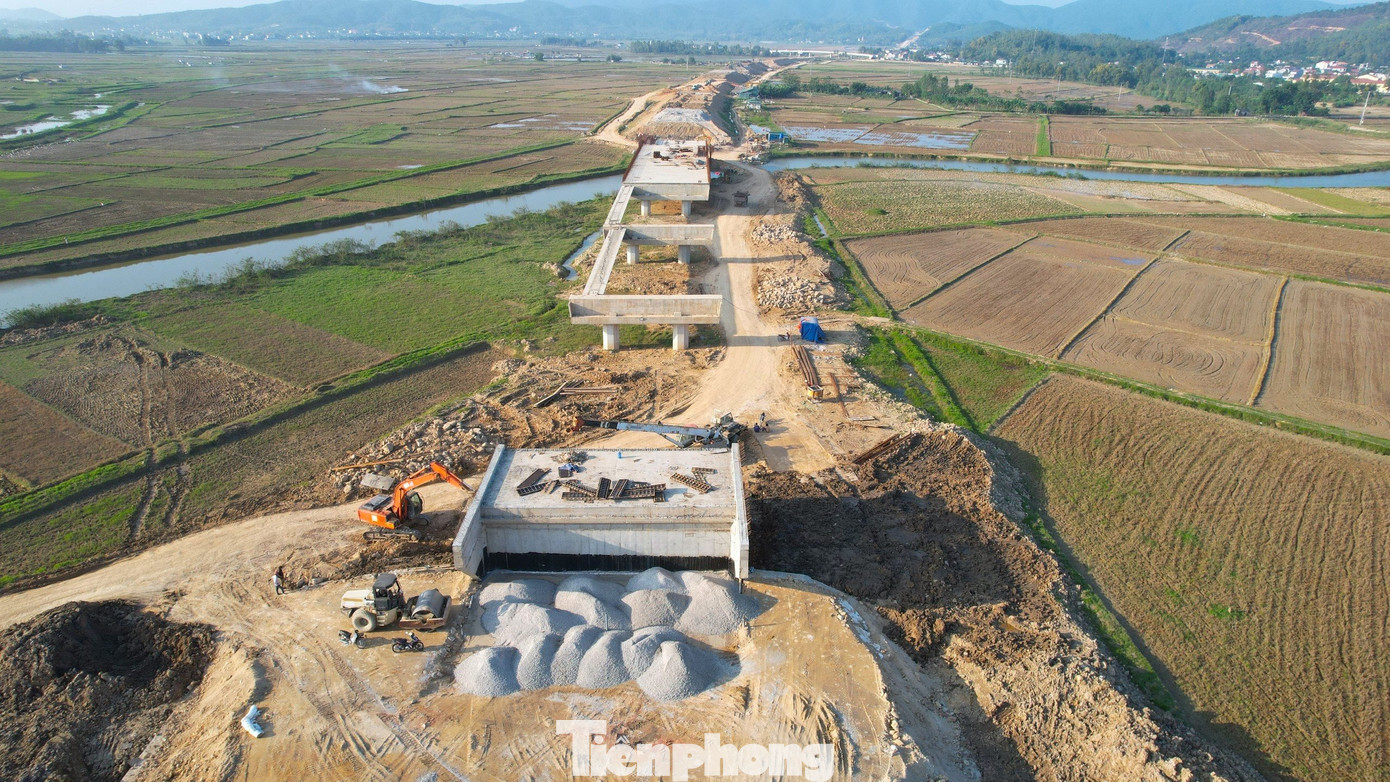 Theo đại diện Công ty CP Đầu tư Phúc Thành Hưng, tính đến ngày 29/12, các nhà thầu đã tổ chức 101 mũi thi công với 853 máy móc các loại và gần 2.000 lao động trên công trường.